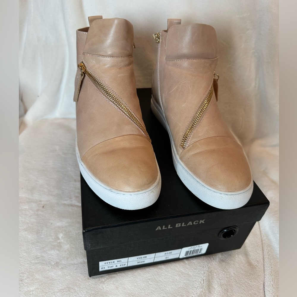 ALL BLACK Hi Top and Zip w/hidden wedge Sz 41